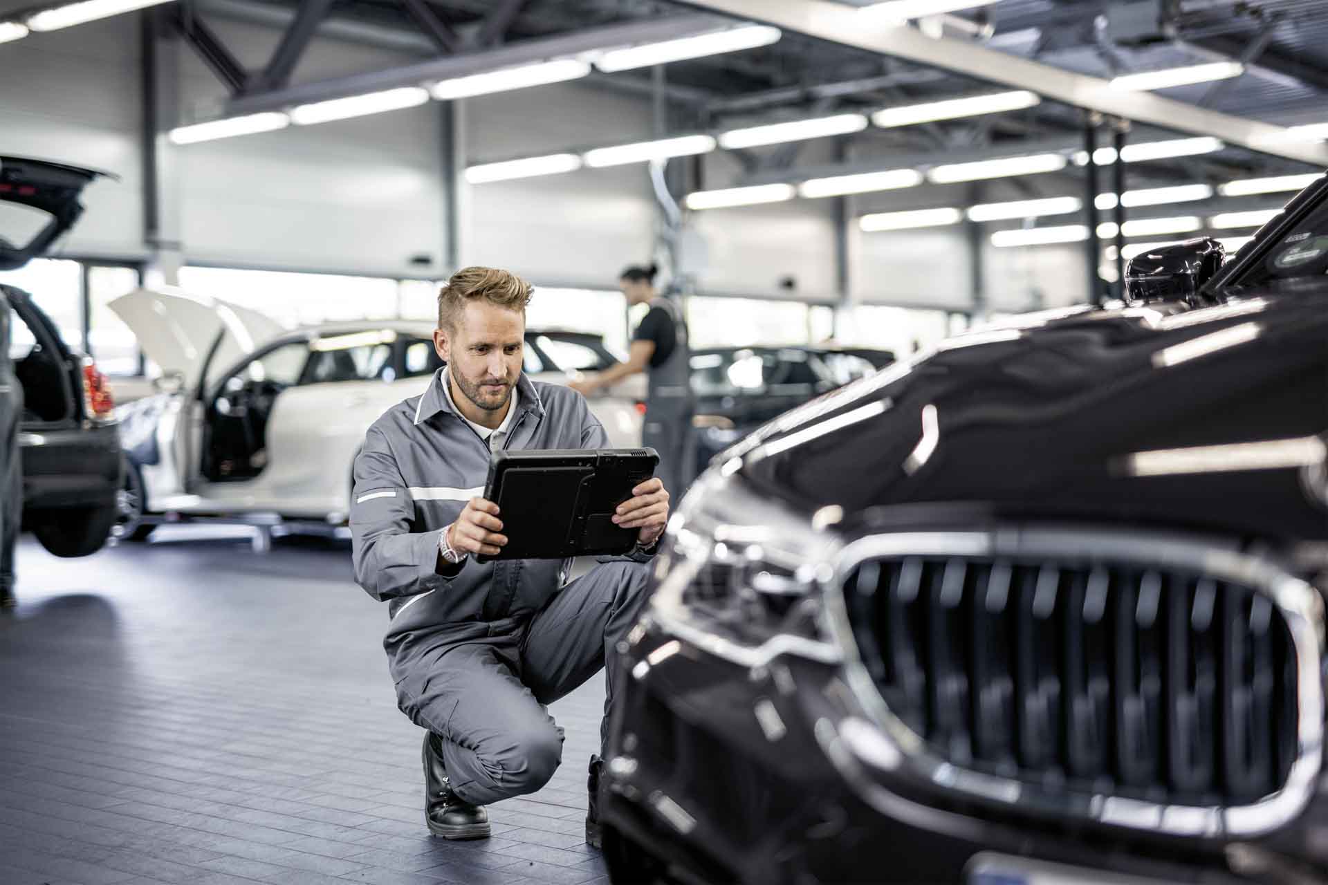 Equipo de GlobalAutos en taller revisando coches importados de Alemania